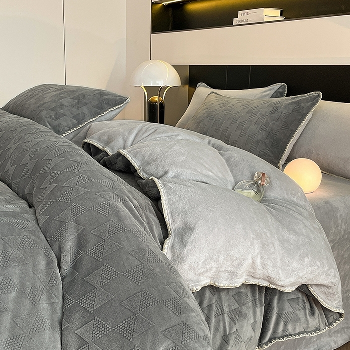 91家纺网 家纺一手货源 找家纺 澳梵 2023新款雕花牛奶绒贝壳边工艺四件套 威廉-深灰