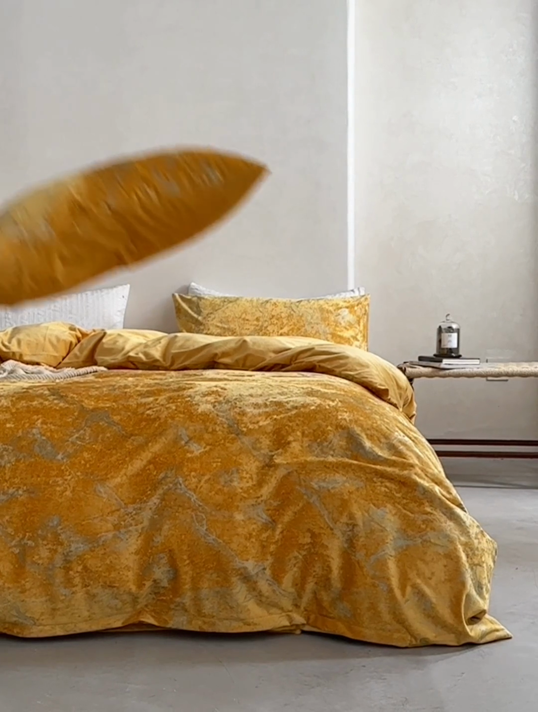 91家纺网 家纺一手货源 找家纺 安莱生活 2023年秋冬专版独创希腊绒天鹅绒烫银冰花四件套-银之光 银之光-姜黄