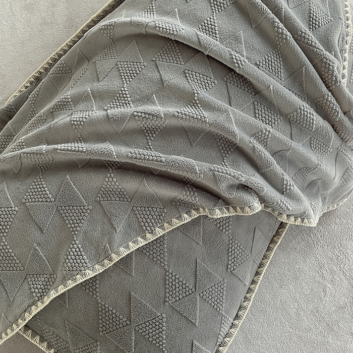 91家纺网 家纺一手货源 找家纺 澳梵 2023新款雕花牛奶绒贝壳边工艺四件套 威廉-深灰