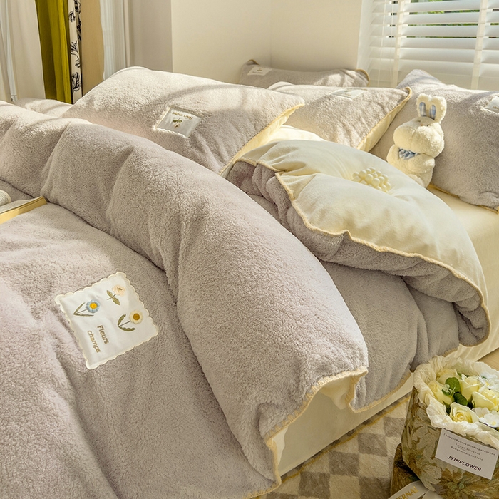 91家纺网 家纺一手货源 找家纺 蜜柚 2024新款暖阳绒牛奶绒贴标贝壳边四件套 花语-米灰