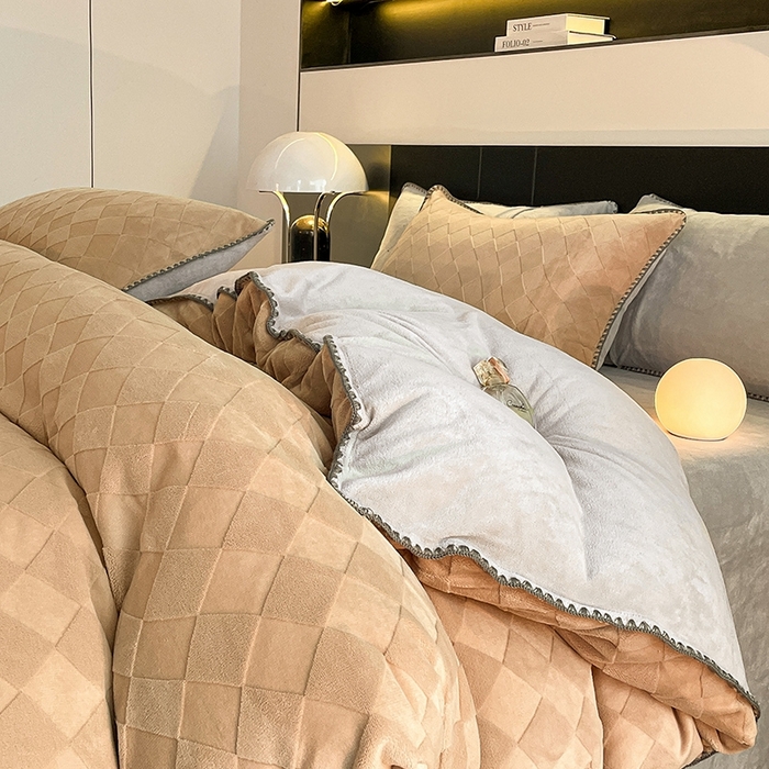 91家纺网 家纺一手货源 找家纺 澳梵 2023新款雕花牛奶绒贝壳边工艺四件套 简格-卡其