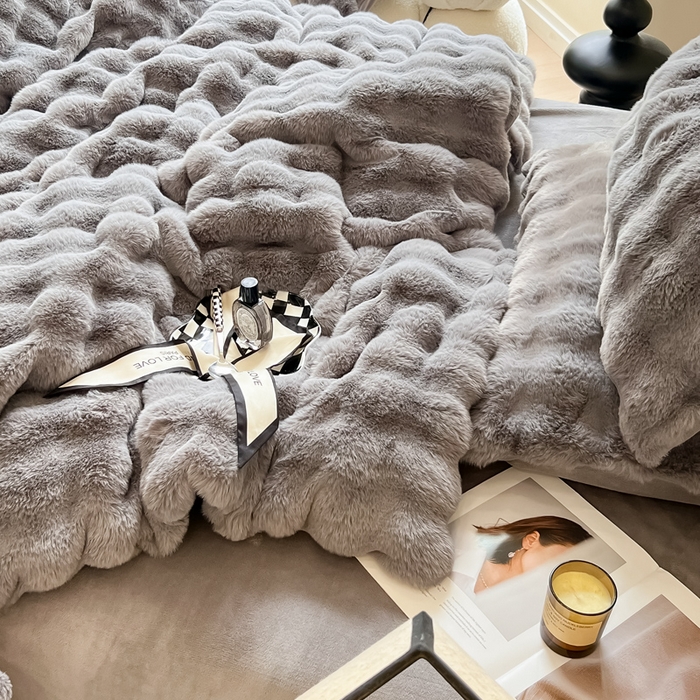 91家纺网 家纺一手货源 找家纺 慕尚 2025新款480g加厚兔毛绒兔兔绒四件套 薇妮绅士灰