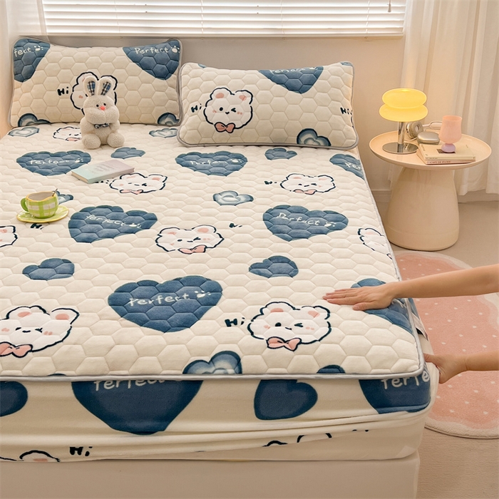 91家纺网 家纺一手货源 找家纺 梦舒羽 2025新款牛奶绒夹棉床笠床罩床单床盖床护垫套三件套 爱心兔