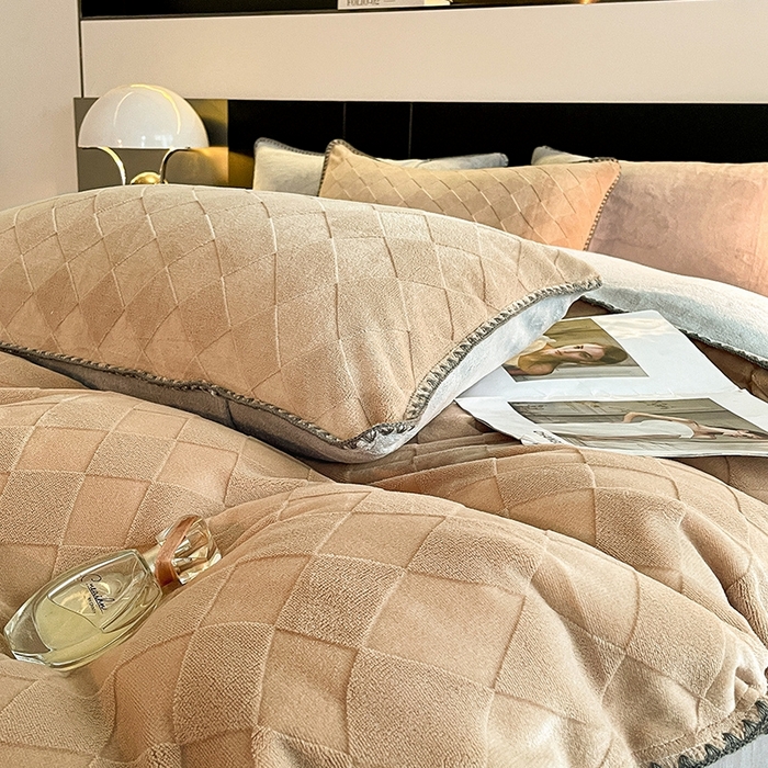 91家纺网 家纺一手货源 找家纺 澳梵 2023新款雕花牛奶绒贝壳边工艺四件套 简格-卡其