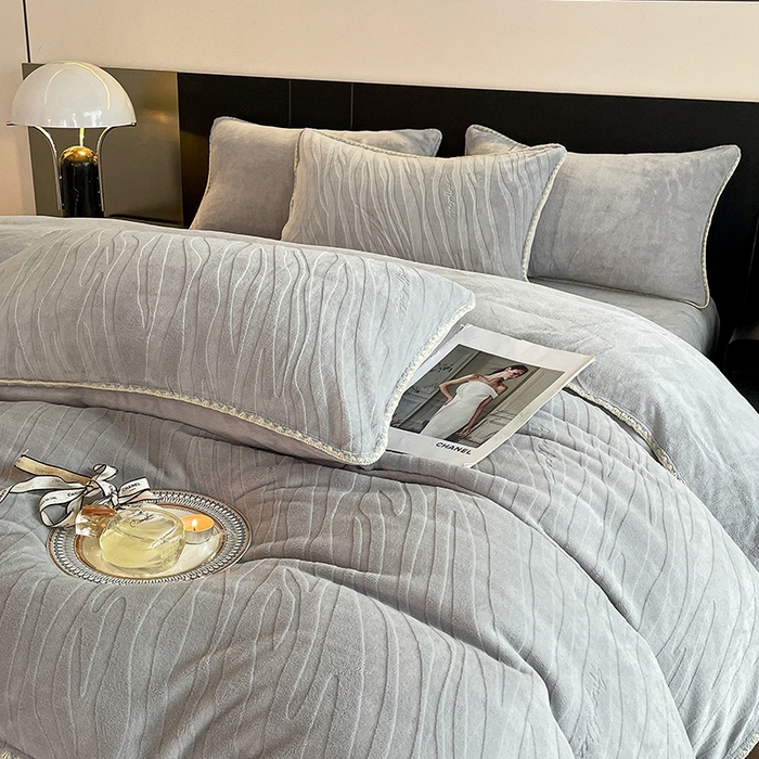 91家纺网 家纺一手货源 找家纺 澳梵 2023新款雕花牛奶绒贝壳边工艺四件套 林希-灰