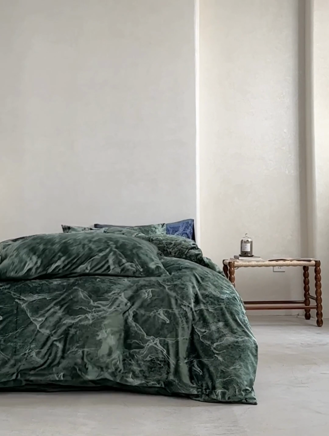 91家纺网 家纺一手货源 找家纺 安莱生活 2023年秋冬专版独创希腊绒天鹅绒烫银冰花四件套-银之光 银之光-墨绿