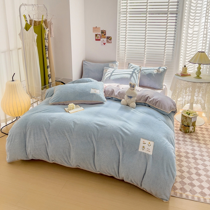 91家纺网 家纺一手货源 找家纺 蜜柚 2024新款暖阳绒牛奶绒贴标贝壳边四件套 花语-蓝灰