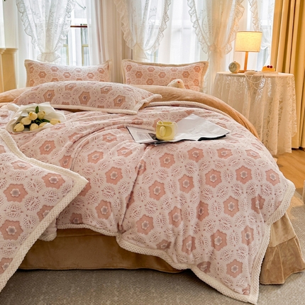 91家纺网 家纺一手货源 找家纺 涵美人家纺 2025新款直播230g包边烂花剪花雕花牛奶绒四件套法莱金貂獭兔毛绒四件套 花海境域 暖咖