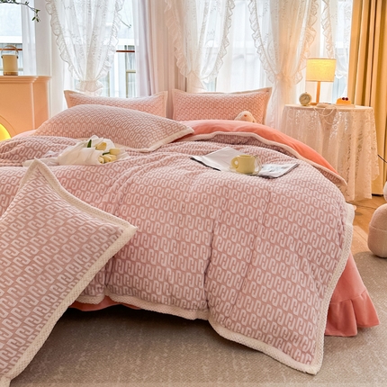 91家纺网 家纺一手货源 找家纺 涵美人家纺 2025新款直播230g包边烂花剪花雕花牛奶绒四件套法莱金貂獭兔毛绒四件套 凡赛里