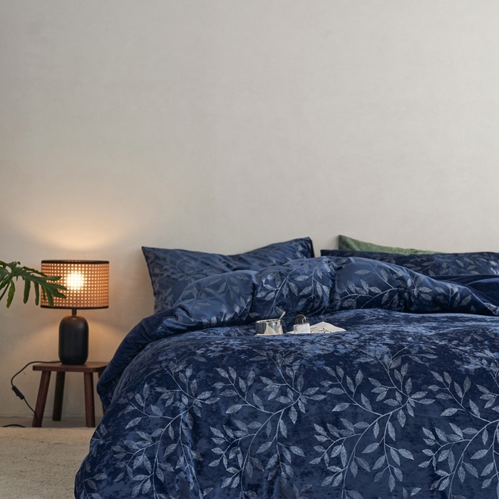 91家纺网 家纺一手货源 找家纺 安莱生活 2023年秋冬专版独创希腊绒天鹅绒烫银冰花四件套-布鲁塞尔 布鲁塞尔-深蓝