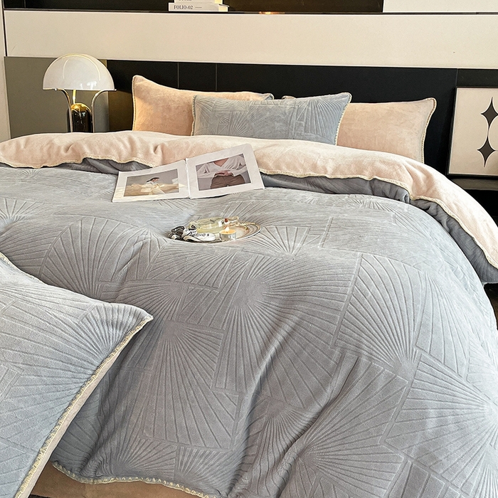 91家纺网 家纺一手货源 找家纺 澳梵 2023新款雕花牛奶绒贝壳边工艺四件套 贝拉-灰