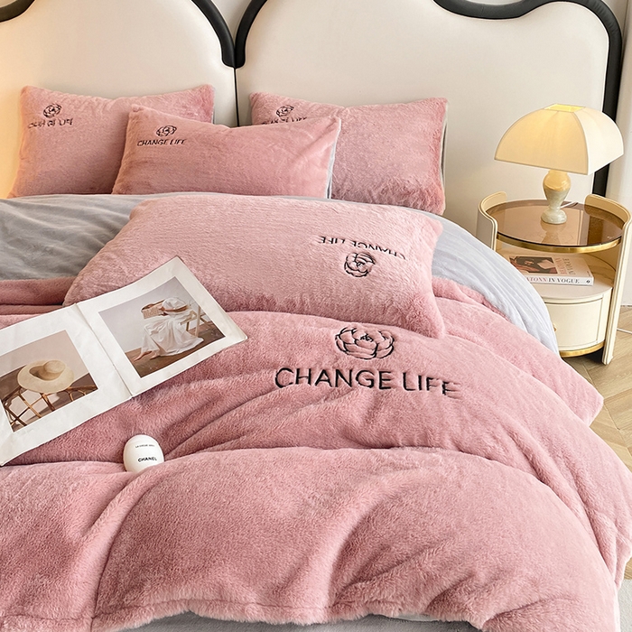 91家纺网 家纺一手货源 找家纺 澳梵 2023新款【山茶花】小香风刺绣兔兔绒牛奶绒四件 山茶花-豆沙红