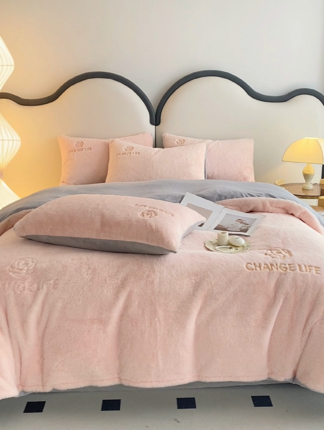 91家纺网 家纺一手货源 找家纺 澳梵 2023新款【山茶花】小香风刺绣兔兔绒牛奶绒四件 山茶花-粉灰