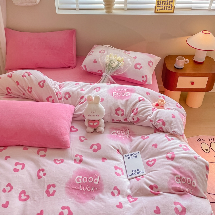 91家纺网 家纺一手货源 找家纺 三朵 2023新款牛奶绒小清新系列四件套 粉红豹