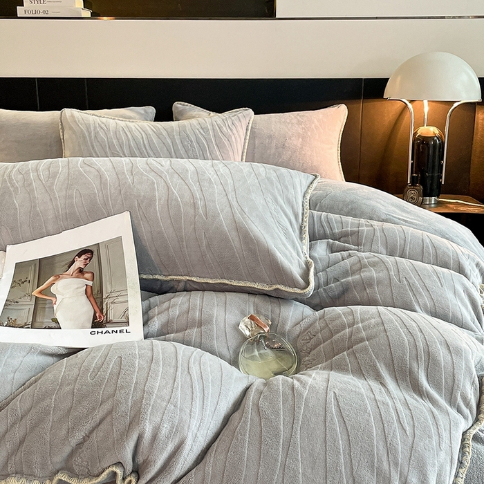 91家纺网 家纺一手货源 找家纺 澳梵 2023新款雕花牛奶绒贝壳边工艺四件套 林希-灰