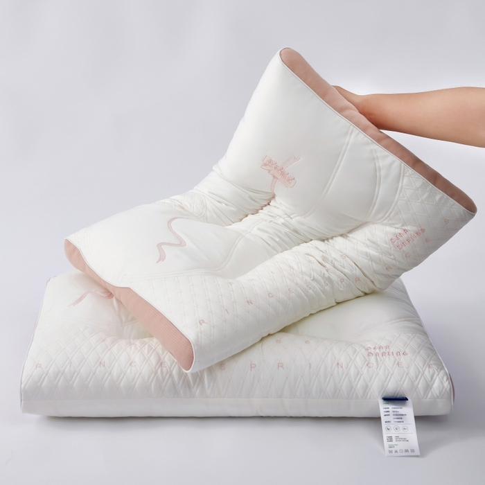 91家纺网 家纺一手货源 找家纺 拾光枕芯 2023新款天丝棉青青子钦悠悠我心枕枕头枕芯 悠悠我心豆粉