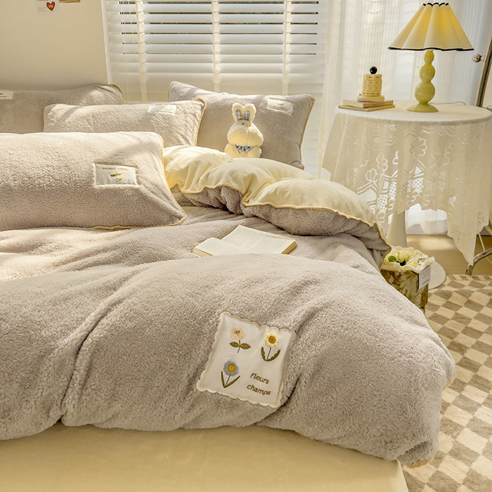 91家纺网 家纺一手货源 找家纺 蜜柚 2024新款暖阳绒牛奶绒贴标贝壳边四件套 花语-米灰