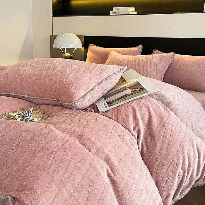 91家纺网 家纺一手货源 找家纺 澳梵 2023新款雕花牛奶绒贝壳边工艺四件套 林希-豆沙