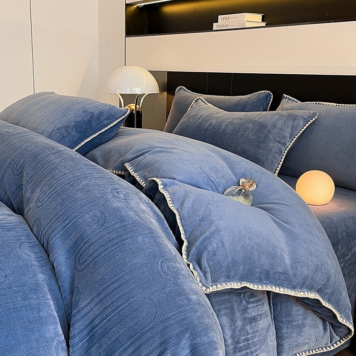 91家纺网 家纺一手货源 找家纺 澳梵 2023新款雕花牛奶绒贝壳边工艺四件套 律动-蓝