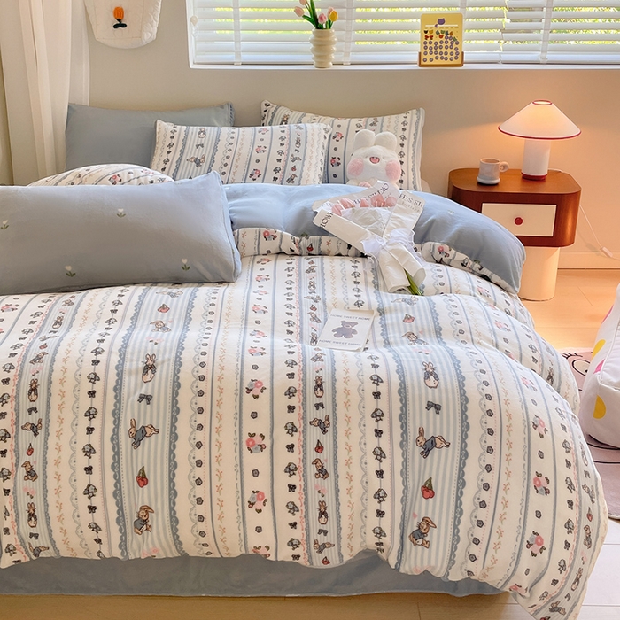 91家纺网 家纺一手货源 找家纺 三朵 2023新款牛奶绒小清新系列四件套 蓝色小兔