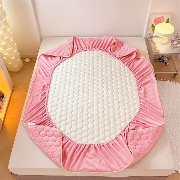 91家纺网 家纺一手货源 找家纺 梦舒羽 2025新款牛奶绒夹棉床笠床罩床单床盖床护垫套三件套 樱花粉