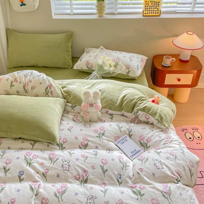 91家纺网 家纺一手货源 找家纺 三朵 2023新款牛奶绒小清新系列四件套 花间小兔