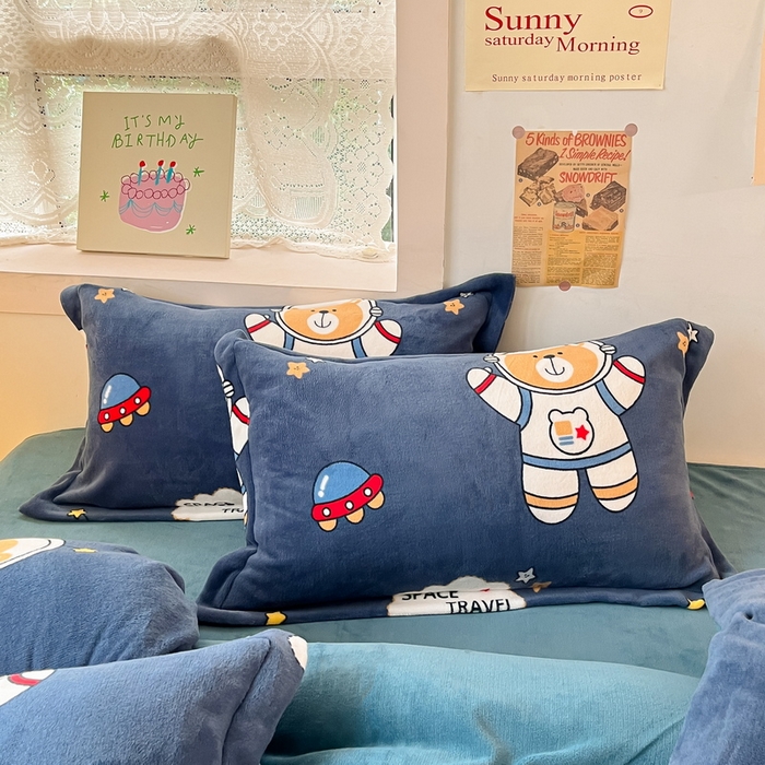 91家纺网 家纺一手货源 找家纺 丝羽坊 2023新款加厚小清新牛奶绒印花四件套单被套 漫游太空