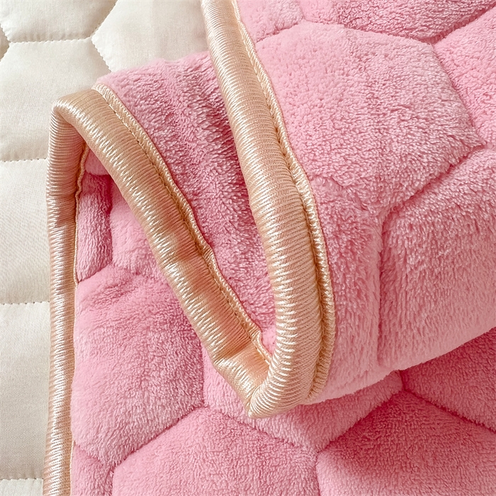 91家纺网 家纺一手货源 找家纺 梦舒羽 2025新款牛奶绒夹棉床笠床罩床单床盖床护垫套三件套 樱花粉