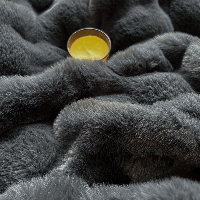 91家纺网 家纺一手货源 找家纺 慕尚 2025新款480g加厚兔毛绒兔兔绒四件套 薇妮黑灰