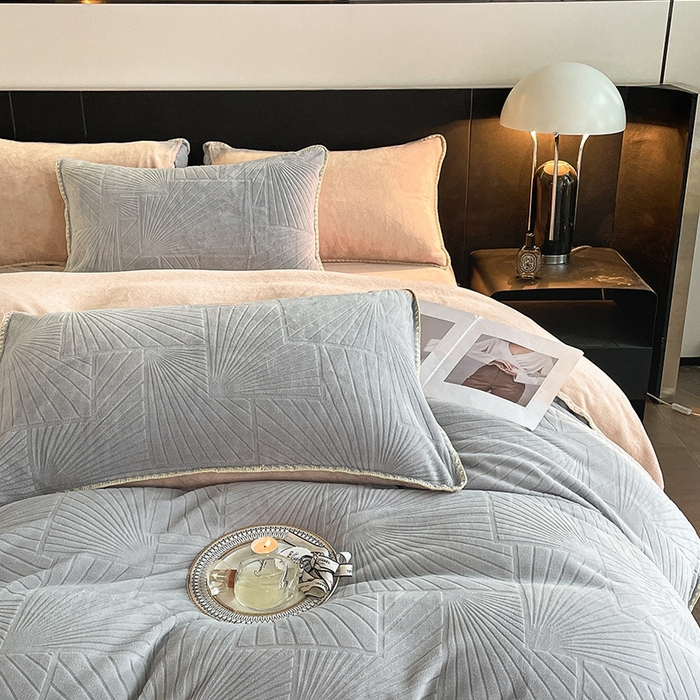 91家纺网 家纺一手货源 找家纺 澳梵 2023新款雕花牛奶绒贝壳边工艺四件套 贝拉-灰