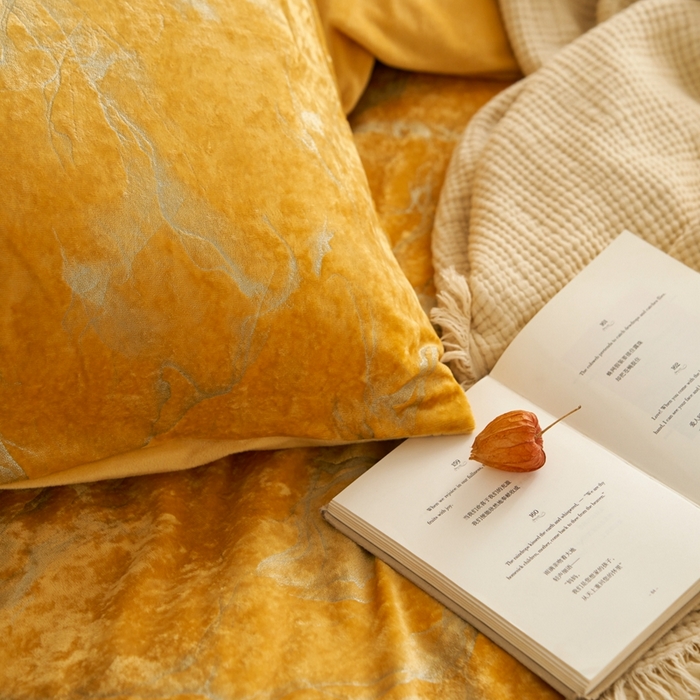 91家纺网 家纺一手货源 找家纺 安莱生活 2023年秋冬专版独创希腊绒天鹅绒烫银冰花四件套-银之光 银之光-姜黄