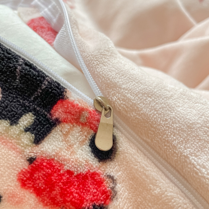 91家纺网 家纺一手货源 找家纺 三朵 2023新款牛奶绒小清新系列四件套 赫本女孩