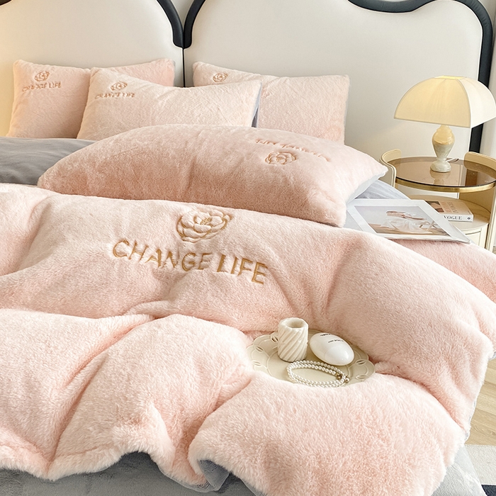 91家纺网 家纺一手货源 找家纺 澳梵 2023新款【山茶花】小香风刺绣兔兔绒牛奶绒四件 山茶花-粉灰