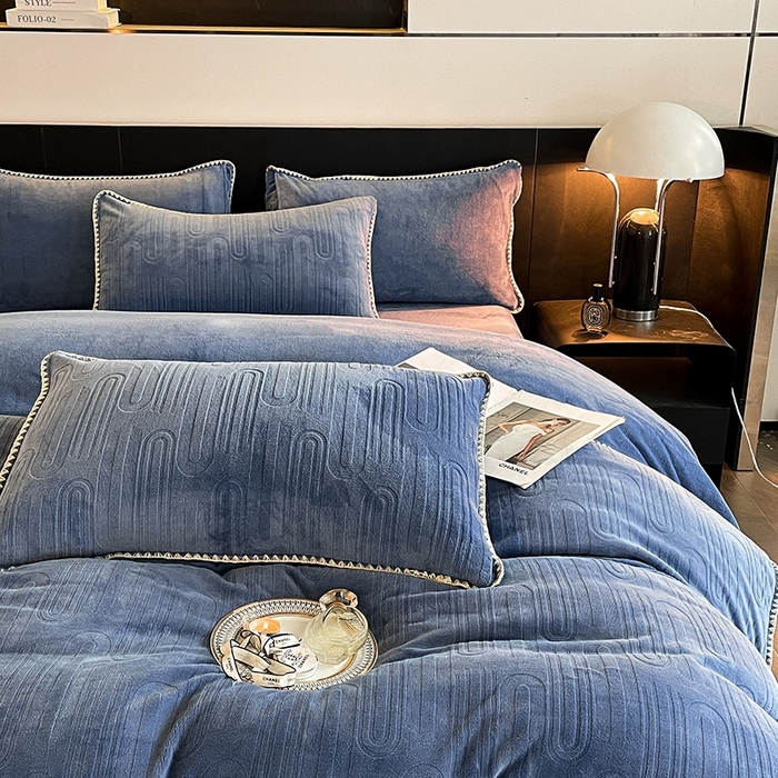 91家纺网 家纺一手货源 找家纺 澳梵 2023新款雕花牛奶绒贝壳边工艺四件套 律动-蓝