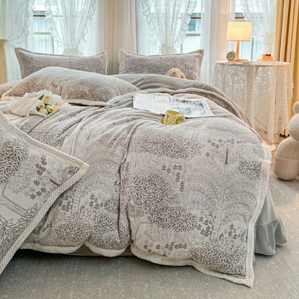 91家纺网 家纺一手货源 找家纺 涵美人家纺 2025新款直播230g包边烂花剪花雕花牛奶绒四件套法莱金貂獭兔毛绒四件套 迷雾森林 烟灰