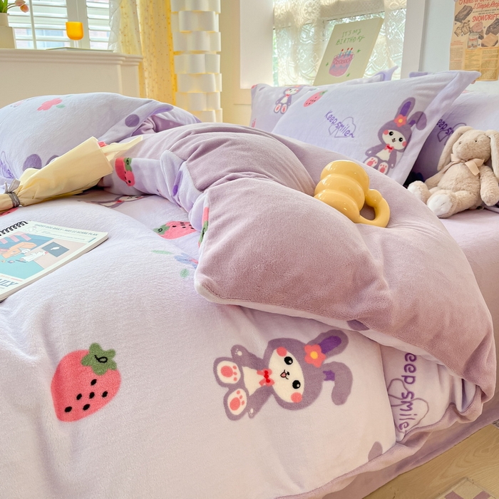 91家纺网 家纺一手货源 找家纺 丝羽坊 2023新款加厚小清新牛奶绒印花四件套单被套 草莓兔