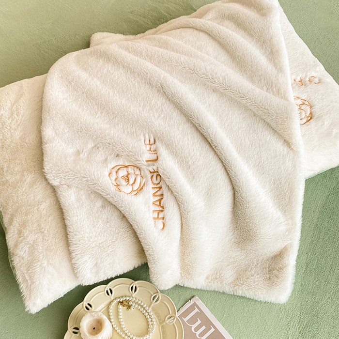 91家纺网 家纺一手货源 找家纺 澳梵 2023新款【山茶花】小香风刺绣兔兔绒牛奶绒四件 山茶花-白绿