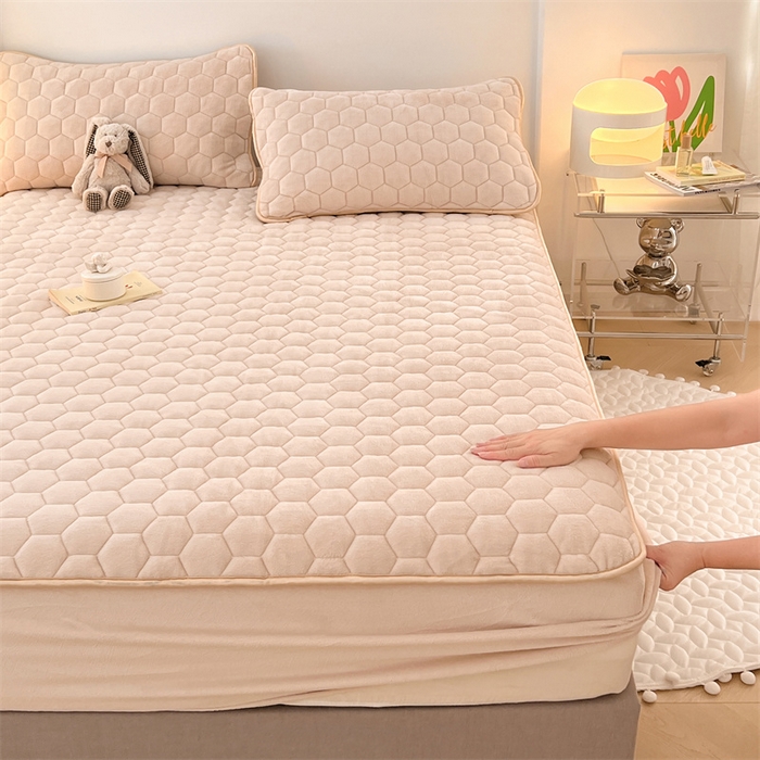 91家纺网 家纺一手货源 找家纺 梦舒羽 2025新款牛奶绒夹棉床笠床罩床单床盖床护垫套三件套 卡其米