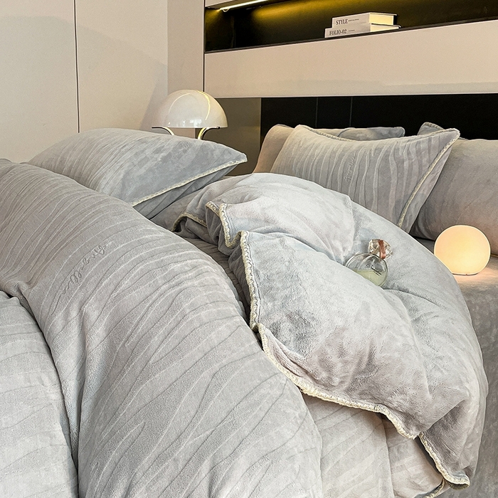 91家纺网 家纺一手货源 找家纺 澳梵 2023新款雕花牛奶绒贝壳边工艺四件套 林希-灰