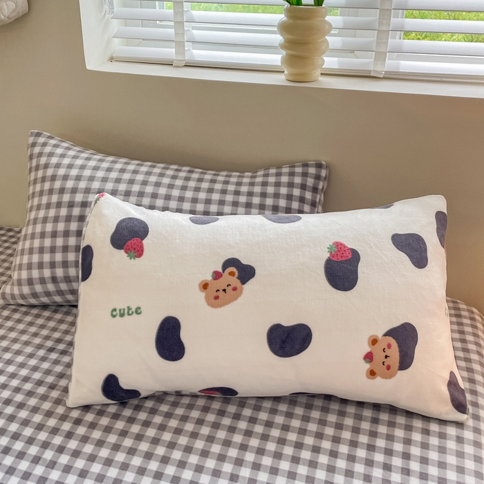 91家纺网 家纺一手货源 找家纺 三朵 2023新款牛奶绒小清新系列四件套 草莓熊