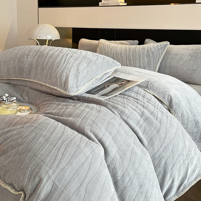 91家纺网 家纺一手货源 找家纺 澳梵 2023新款雕花牛奶绒贝壳边工艺四件套 林希-灰