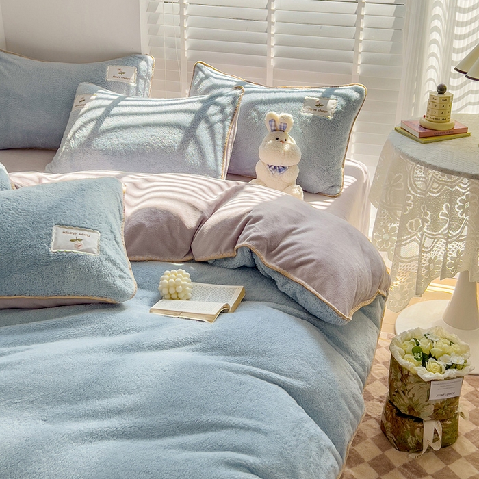 91家纺网 家纺一手货源 找家纺 蜜柚 2024新款暖阳绒牛奶绒贴标贝壳边四件套 花语-蓝灰