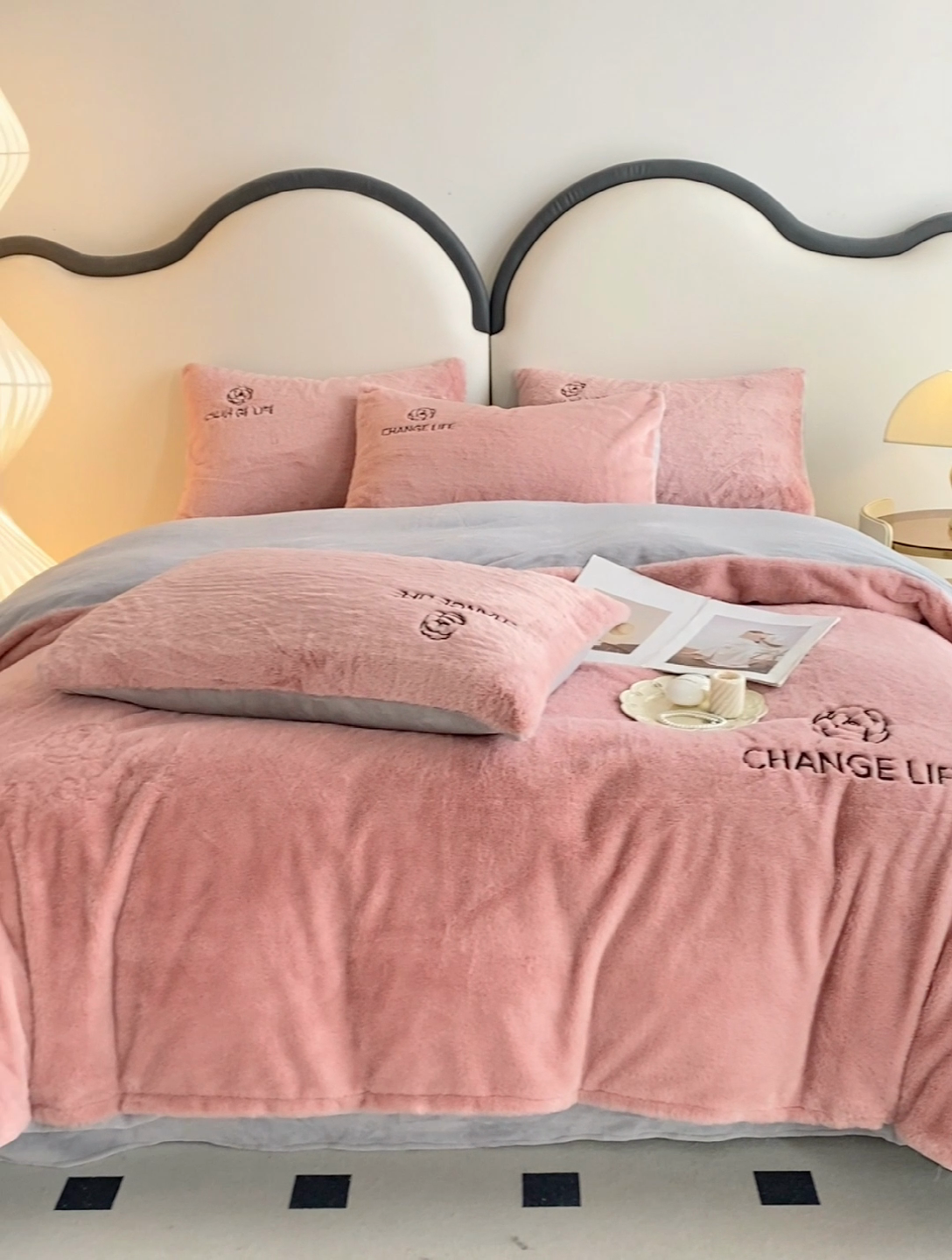 91家纺网 家纺一手货源 找家纺 澳梵 2023新款【山茶花】小香风刺绣兔兔绒牛奶绒四件 山茶花-豆沙红