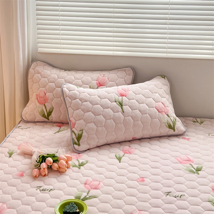 91家纺网 家纺一手货源 找家纺 梦舒羽 2025新款牛奶绒夹棉床笠床罩床单床盖床护垫套三件套 花语