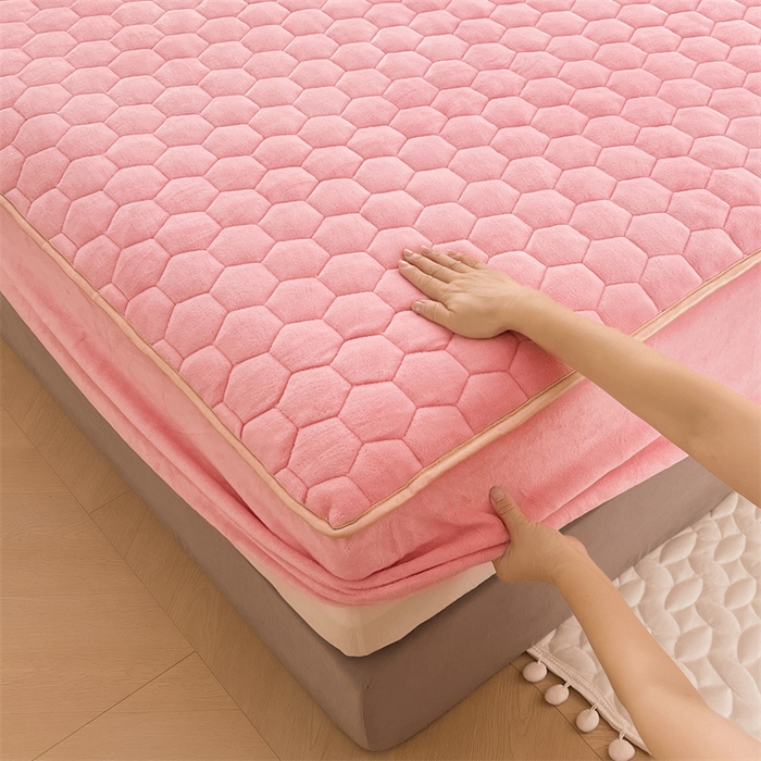 91家纺网 家纺一手货源 找家纺 梦舒羽 2025新款牛奶绒夹棉床笠床罩床单床盖床护垫套三件套 樱花粉