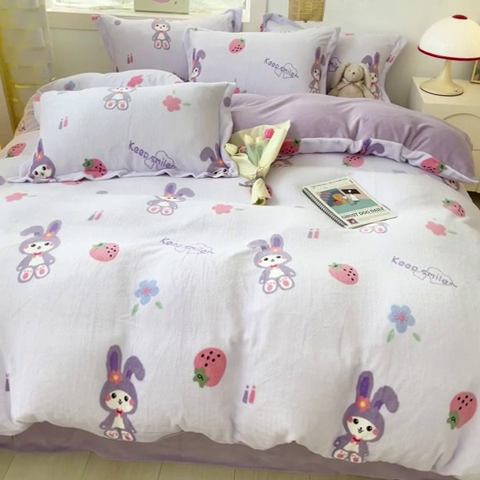 91家纺网 家纺一手货源 找家纺 丝羽坊 2023新款加厚小清新牛奶绒印花四件套单被套 草莓兔