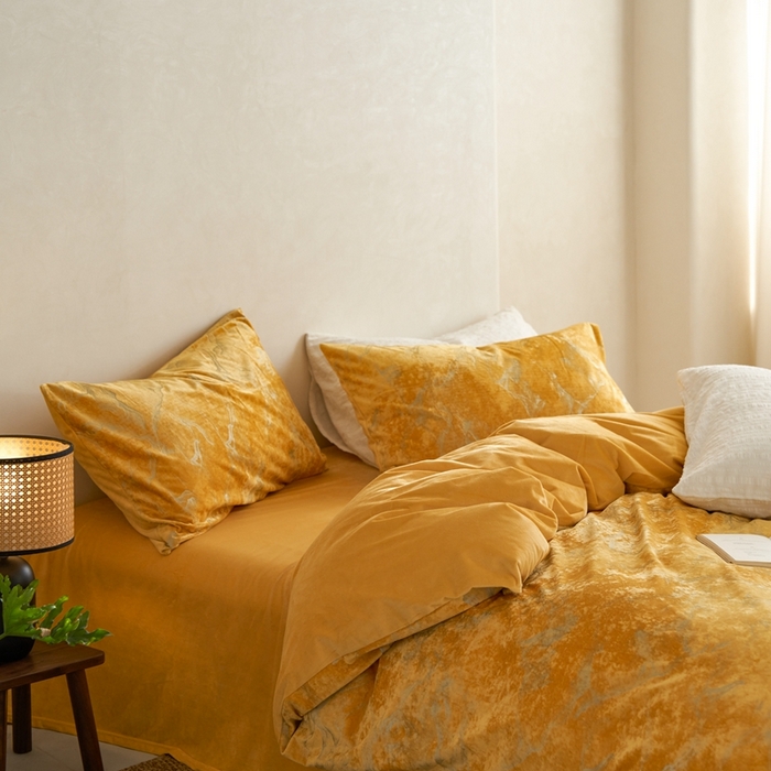 91家纺网 家纺一手货源 找家纺 安莱生活 2023年秋冬专版独创希腊绒天鹅绒烫银冰花四件套-银之光 银之光-姜黄