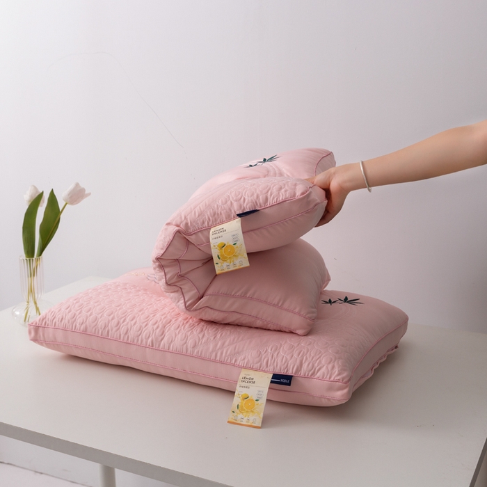 91家纺网 家纺一手货源 找家纺 拾光枕芯 2023新款CBD水光柠檬护颈枕枕头枕芯 粉色46✖71cm/只