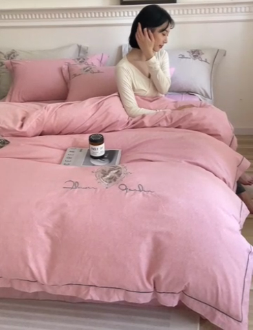 91家纺网 家纺一手货源 找家纺 艾莱家纺 2023新款A类新疆长绒棉加厚柔顺磨毛四件套 维特利-粉色