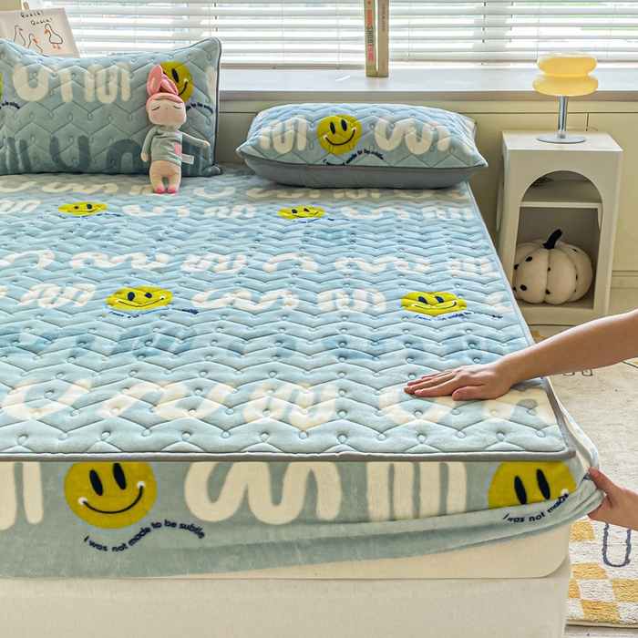 91家纺网 家纺一手货源 找家纺 卡伦家纺  2025新款A类牛奶绒大豆纤维抗菌夹棉床笠 梦想创造家